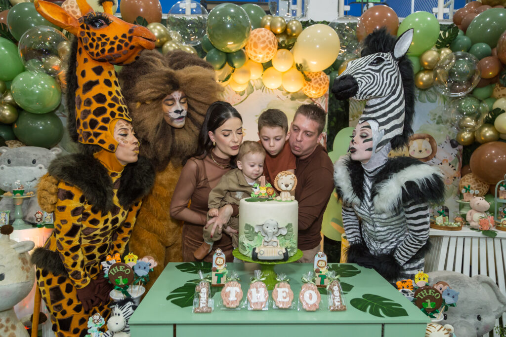 Família soprando a vela no aniversário